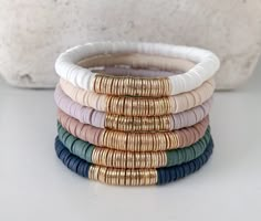 Bracelet Ideas 2023, How To Photograph Bracelets, Bracelet Trends 2023, Clay Disc Bead Bracelet Ideas, Diy Heishi Bead Bracelet, Heshi Bead Ideas, Heishi Bracelet Diy, Clay Bracelets Diy, Heishi Bracelet Ideas