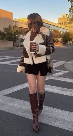 Brown Mini Skirt Outfit Winter, Outfit Con Botas Cafe, Brown Mini Skirt For Winter, Outfit Con Botines Cafe, Brown Boots Mini Skirt, Outfit Posada, Super Casual Outfits, Rihanna Outfits, Family Photoshoot Outfits