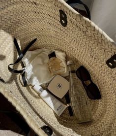 What In My Bag, Straw Bags, Bags Aesthetic, Foto Ideas Instagram, Beige Aesthetic, Summer Feeling, Summer Dream, Essential Bag, European Summer