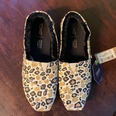 Womens Glitter Cheetah Toms. New With Tags! Soft Fizzy Lining! Toms Shoes Leopard, Womens Toms, Shoes Womens, Toms Shoes, Loafer Flats, Flat Shoes Women, Loafers, Size 6, Glitter