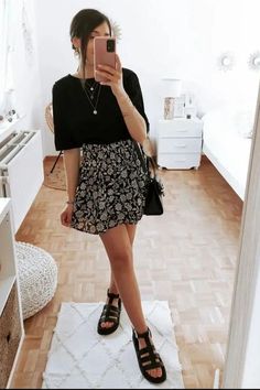 Fancy Date Night Dinner, Floral Mini Skirt Outfit, Dinner Date Outfit Ideas, Floral Print Skirt Outfit, Printed Skirt Outfit, Best Evening Dresses, Floral Skirt Outfits, Ideas For Date Night, Fancy Date Night