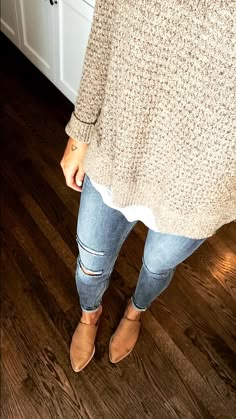 Women’s Outfit With Mules, Fall Outfits With Mules, Outfit With Mules Flats, Womens Mules Outfit, How To Style Mules, Mom Style Fall, Cute Business Casual, Trendy Mom Outfits