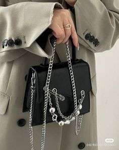 Edgy Bags, Messenger Bag Leather, Aesthetic Bags, Chain Fashion, Bags Aesthetic