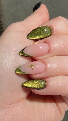 Simple Winter Nails Green, Alternative Holiday Nails, Folklore Aesthetic Nails, Alt Nails Aesthetic, Nail Inspo Almond Grunge, Green Vine Nail Designs, Gel Nail Designs Cat Eye, Gorp Core Nails, Aesthetic Stilletos Nails