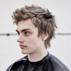 Punk Haircut, Trending Hairstyles For Men, Short Punk Hair, Trendy We Fryzurach, Rocker Hair, Short Spiky Haircuts, Choppy Haircuts, Rock Hairstyles, Short Spiky Hairstyles