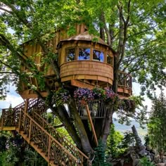 a tree house built into the side of a large tree