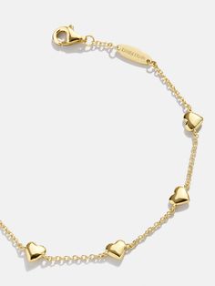 Upgrade your go-to chain style — featuring the sentimental motif of your choice. Elegantly designed on a gold chain this bracelet elevates any look. Perfect for your everyday jewelry rotation and special occasions alike, you won't ever want to take this bracelet off. Cute Gold Bracelets, Jewelry Wishlist, Gold Heart Bracelet, Bracelet Heart, Gold Bracelets, Cute Accessories, Birthday Wishlist, Heart Bracelet, Gold Heart