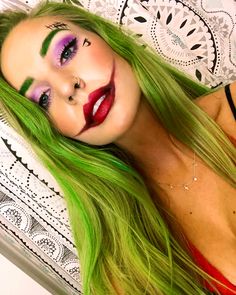 Purple Green Halloween Makeup, Green Wig Costume Ideas, Green Hair Halloween Costumes, Halloween Joker Makeup, Purim Costume, Halloween Joker, Bat Woman, Halloween Costumes For Work, Halloween Office