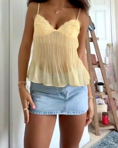 Yellow Top Outfit Aesthetic, Outfit Ideas Party Night, Outfit Ideas Party, Trendy Outfit Ideas, Mini Short, Yellow Top, Pantalon Large