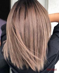 schouderlang haar Aschbraun mit Erdbeer-Balayage #aschbraun #balayage #erdbeer Short Brunette Hair, Ash Brown Hair Color, Brown Hair Shades, Ash Brown Hair, Brunette Balayage Hair, Brown Hair Balayage, Ombré Hair, Highlights Brown Hair, Winter Hair Color