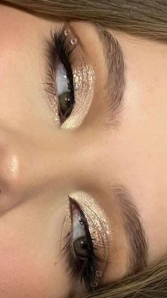 Grad Makeup Brown Eyes, Make Up Ideas Graduation, Makeup Looks Gold Dress, Makeup Looks Gold Eyes, Champagne Gold Eye Makeup, Simple Makeup Looks Gold, Drastic Makeup Looks, Cute Gold Makeup Looks, Neutral Prom Makeup For Brown Eyes