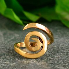 * Free Surprise Gift on Purchase of 1 Product. * Purchase of 4 Product and Get 2 Rings Free Gifts. Product :- Ring Material :- Brass Size :- All Size Available Spiral Brass Ring, Spiral Ring, Hypnotic Ring,  Handmade ring, Swirl Ring, Gold Wired Ring, Dainty Ring, Boho Ring, Wired Band, Spiral Band  * All our products are handmade and we make them as you see in the    photography but because of handmade There may be a slight difference in them * Handling Time: We take handling time of 1-3 Business Day from the date of receipt of the payment * Shipping Services: The shipping company takes 5-15 business days to deliver the product to US and most of other countries       For any queries Please feel free to message us. * Normally we respond in maximum 24 hours. * Gift packaging is available on Wired Ring, Gold Wire Ring, Spiral Jewelry, Gold Wrap Ring, Spiral Ring, Zierlicher Ring, Swirl Ring, Ringe Gold, Rishikesh