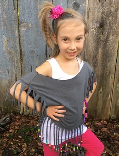 DIY 80's Shirt with pony beads. Perfect for Halloween, for an 80's dress up day, or just to wear for fun! 80s Dress Up Day, Inexpensive Halloween Costumes, Decades Day Outfits, 90s Theme Party Outfit, Decades Costumes, 80s Party Outfits