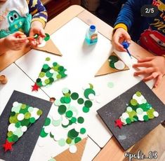 Diy Ornament Crafts For Kids, Evergreen Tree Crafts Preschool, Christmas Decoration Preschool, Simple Christmas Crafts For Preschoolers, Christmas Card Art For Kids, Christmas Preschool Art, Preschool Christmas Cards, Christmas Tree Kindergarten, Board Christmas Decorations