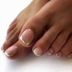 Fall Pedicure Designs, Pedicure Trends, Gold Toe Nails, French Toe Nails, Fall Toe Nails, Fall Pedicure, French Pedicure, Pedicure Colors, Golden Nails