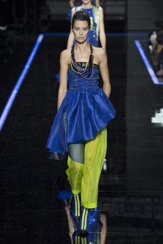 Emporio Armani Spring 2019 Ready-to-Wear Collection - Vogue Women's Runway Fashion, Street Style Edgy, Neon Fashion, Mood Board Fashion, Menswear Collection, Vogue Paris, Spring Outfits Casual