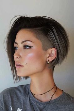 Bixie cut corte de pelo Shaved Hair On One Side Short, Bob Hairstyles With Shaved Side, Side Shave Bob Haircut, Short Hair Shaved On One Side, Pixie Haircut Shaved Back, Side Undercut Women, Side Undercut Short Hair, Short Hair With Shaved Side, Short Hair Shaved Sides Women