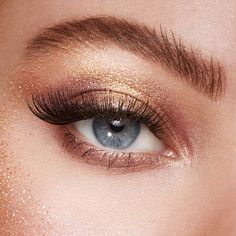 Eyeliner Glitter, Gold Eye Makeup, Red Lipstick Matte, Curling Mascara, Magic Eyes, Fashion And Beauty Tips, Affordable Makeup, Holiday Makeup, Eye Mascara