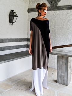 Robe Maxi noir & gris / noir caftan gris / par SynthiaCouture Sukienki Maksi, Comfortable Maxi Dresses, Sukienki Plus Size, Stil Boho, Vestido Plus Size, Grey Maxi Dress, Maxi Robes, Black N White Dress, Maxi Skirts