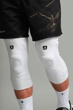 DESIGN & DETAILS: Knee support with Attakk Kinesiology that grips your leg to help max out your performance Breathable, cool to the touch, plus StretchKnit™ Can be worn on either leg or both for maximum explosiveness Sweat-wicking material ButterSeam™ Eliminates Irritation Vollyball Outfits, Volleyball Outfit, Cute Sporty Outfits, Volleyball Inspiration, Cute Nike Outfits, Volleyball Outfits, Knee Sleeves, Knee Support, Cute Nike