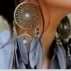 I have a pair in white I would love a gray pair so so much! Dream Catcher Earrings, Estilo Hippie, Bohol, White Gold Earrings, Dreamcatchers, Dream Catchers, Feather Earrings, Hippie Style, Cute Earrings