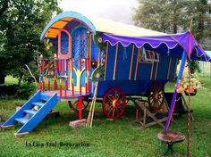 Dicas do Mundo da Criatividade: * MORANDO COM LIBERDADE Backyard Playhouse, Bohemian House, Deco Originale, Deco Boheme, Bohemian Colors, Horse Drawn, Tiny House On Wheels, Vintage Camper, House On Wheels