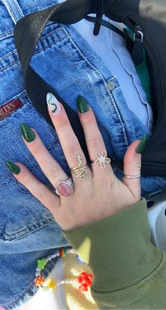 Snake And Moon Nails, Emerald Green Snake Nails, Dark Green Snake Nails, Dark Green Halloween Nails, Snake Nails Acrylic, Slytherin Nails Acrylic, Nail Art Snakes, Slytherin Nail Ideas, Serpent Nails