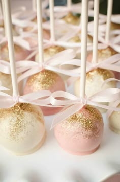 an image of some cake pops with gold glitters on them and the words pop cake pallets does pour le marriage plus