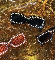 Party Accessories Ideas, Diy Sunglasses, Pretty Sunglasses, Glow Birthday, Disco Glam, Glitter Glasses, Layered Vinyl, Diy Clothes Design, Glam Party