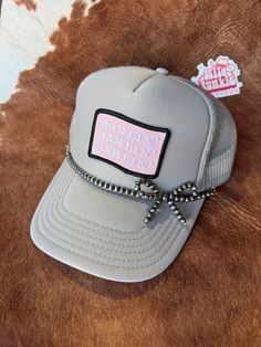 Pearl Bow Trucker Hat Chain Texas Outfits, Hat Chain, Closet Must Haves, Casual Shoes Women Sneakers, Concert Style, Shoes Women Sneakers, Pearl Bow, Country Concert