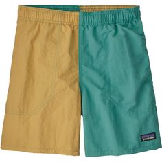 We're stoked to see that these popular multi-functional shorts are now in a size designed for our babes. These shorts excel in and out of the water, thanks to the quick-drying recycled materials, so our kiddos are just as comfortable splashing around as they are on the ride home. Boogie Boarding, Castle Building, Rain Parka, Baby Patagonia, Patagonia Baggies, Patagonia Kids, Patagonia Shorts, Op Logo, Hiking With Kids