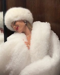 White Fur Coat Outfit, Fur Coat Aesthetic, Fur Coat Outfit, White Fur Coat, Clueless Outfits, Glamour Makeup, Tumblr Outfits, Classy Aesthetic, White Fur