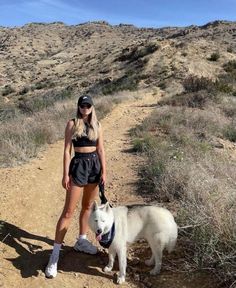 Summer Dog Walking Outfit, Dog Walking Outfit Summer, Dog Walker Aesthetic, Dog Walk Outfit, Summer Camp Outfits, Dog Walking Outfit