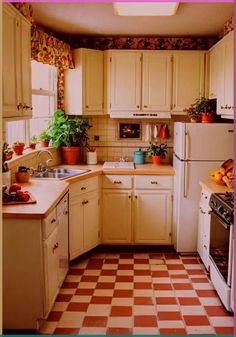 Kitchen 90s Style, 90s Sitcom Aesthetic, 80’s Kitchen, 90s Kitchen Aesthetic, 90s House Aesthetic, 90s Home Aesthetic, Kitchen 90s, Old School Kitchen, 1980 House