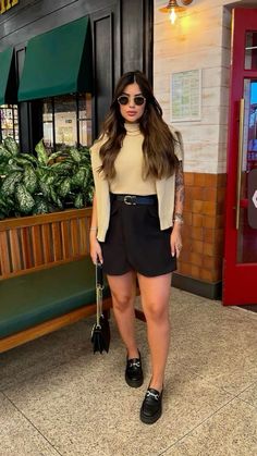 Look Com Short Social, Buenos Aires Outfit, Looks Com Short, Casual Oufits, Look Casual Chic, Angel Outfit, Minimal Look, Estilo Chic