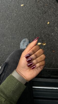 Dark Burgundy Short Nails, Cute Fall Colors For Nails, Burgundy Nails Square Short, Burgundy Nails On Black Women, Short Dark Red Acrylic Nails, Short Square Maroon Nails, Dark Red Nails Black Women, Nails Color For Brown Skin, Dark Nails On Dark Skin