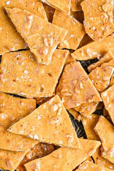 Crunchy, buttery bourbon peanut brittle with a hint of vanilla and sea salt! Make this easy recipe for an irresistibly sweet and salty treat. Ready in 30 mins! Salty Treats, Peppermint Cookies, Printable Recipe Cards, Roasted Peanuts, Chocolate Caramel