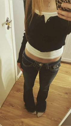 true religion jeans Emo Flare Jeans Outfit, True Religion Jeans Outfits, Wide Ribcage Outfits, Flared Jeans Outfit Y2k, Yn Outfit, True Religion Jeans Outfit, True Religion Outfit, 2000s Latina Fashion, True Religion Outfits