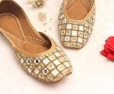 Gold Wedding Flats, Punjabi Shoes, Indian Jutti, Floral Flat Shoes, Wedding Shoes Women, Gold Shoes Flats, Indian Wedding Shoes, Indian Dresses For Women, Indian Shoes