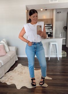 How To Style Sandals, Tevas Outfit Summer, How To Style Tevas, Casual Outfits With Sandals, Teva Sandals Outfit Casual, Jeans With Sandals Outfit, Outfits With Sandals And Jeans, Jeans And Sandals Outfit Casual, Teva Sandals Outfit Summer