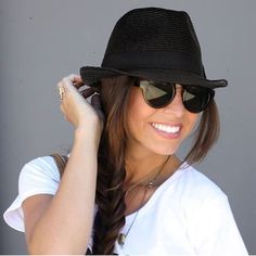 Material And Features: This Fedora Is Made Of 100% Smooth And Fine Quality Straw Fabric With A Upf 50+ Rating, Providing Great Uv Radiation Block. Lightweight And Uncrushable. You Can Take It On Your Go For Necessary Sun Protection And Most Importantly Stylish And Elegant Look. Perfect For Summer Look, Beach And Vacation. Practical Functions And Luxurious Feelings Are What You Can Gain From This Fedora Textured Natural Straw Fabric: What We Can Benefit From The Natural Straw Fabric Are Skin-Frie Womens Straw Hats, Wearing A Hat, Outfits With Hats, Turbans, Summer Hats, Outfits Casuales, Primavera Estate, Straw Hat, Look Fashion