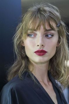 Bronde Hair, Glowing Face, Red Lipstick, Grunge Hair, 인물 사진, Cute Makeup, Beauty Inspiration, Red Lips, Hairstyles With Bangs