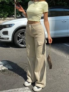 Straight Fit Cargo Pants, Mother's Day Promotion, Celana Fashion, Fit Cargo Pants, 2000s Fashion Trends, Cooler Look, Cute Crop Tops, Summer Fits, Cargo Jeans