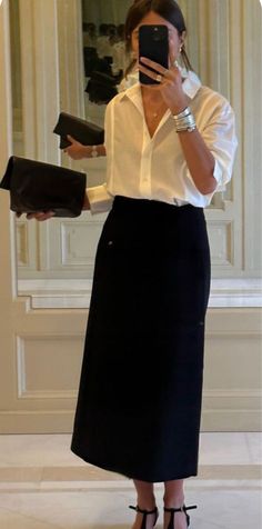 Black Skirt White Shirt Outfit Classy, Office Outfits For Summer, Elegant Dinner Outfit Classy Night Chic, Minimalist Fashion Women Outfits Minimal Classic Style, Black Skirt For Office, Elegant Work Outfits Classy, Street Style 2024 Summer, Work Street Style, Skirt Office Wear