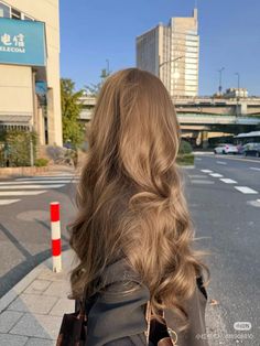 wavy hair, ash brown hair, sunlit pretty hair, loose curls, autumn waves 🍁 Healthy Brown Hair, Hair Ash Brown, Hair Loose Curls, Mousy Brown, Natural Brown Hair, Brown Wavy Hair, Ash Brown Hair, Girl With Brown Hair