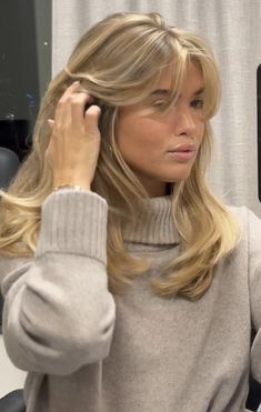 The Best 90s Hairstyles for Women (25+ Gallery of Styles Included) | Top Easy & Cute 90s Hairstyles: Retro Looks for Modern Women Mid Length Hair Inspiration, Matilda Djerf Straight Hair, Matilda Djerf Hair Layers, Hairdressers Outfits, Mid Layered Hair, Golden Blonde Highlights On Blonde Hair, Layered Hair Mid Length, Mid Length Hair Blowout, Mid Length Layered Hairstyles