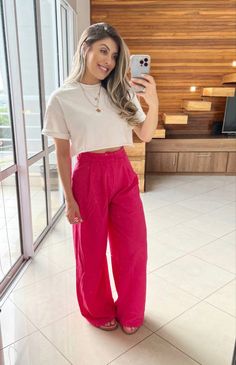 Estilo Rachel Green, Pink Pants Outfit, Hot Pink Pants, Outfits Curvy, Outfits Edgy, Causal Outfits, Looks Party, Pink Collection