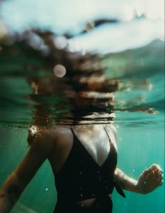 Underwater portrait photography shot in a quarry lake. Underwater Editorial, Underwater Pics, Underwater Lake, Sea Wolves, Underwater Shoot, Water Inspiration, Lake Portrait, Pool Photoshoot, Quarry Lake