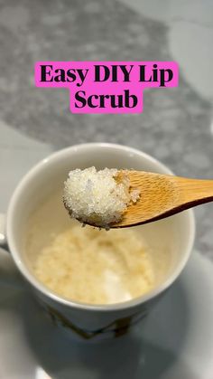 Moisturizing Lip Mask Diy, How To Make A Lip Scrub Diy Easy, Easy Diy Skincare, Easy Beauty Hacks, Things To Do With Honey, Lip Moisturizer Diy, How To Make Lip Scrub Homemade, Diy Lip Scrub Easy Recipe, How To Make Lip Scrub