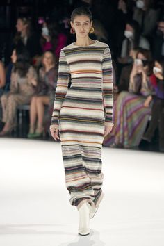 vestiti di lana moda inverno 2023 Knitting Fashion Design, Missoni Fashion, Missoni Dress, Woolen Dresses, Striped Knitted Sweater, Knitwear Fashion, Runway Trends, Maxi Knit Dress, Fall 2022